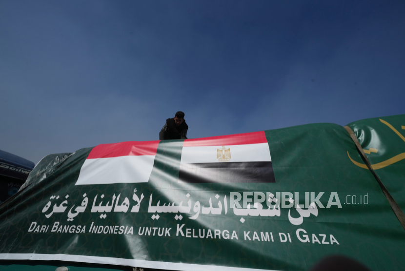 Truk bantuan kemanusiaan dari Indonesia di tempat parkir di Kairo, menunggu perjalanan melintasi perbatasan Rafah antara Mesir dan Jalur Gaza, Ahad, 26 Januari 2025. 