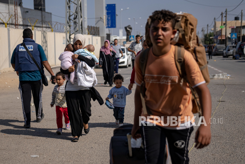 Warga Palestina tiba di Rafah, perbatasan antara Jalur Gaza dan Mesir, 1 November 2023.