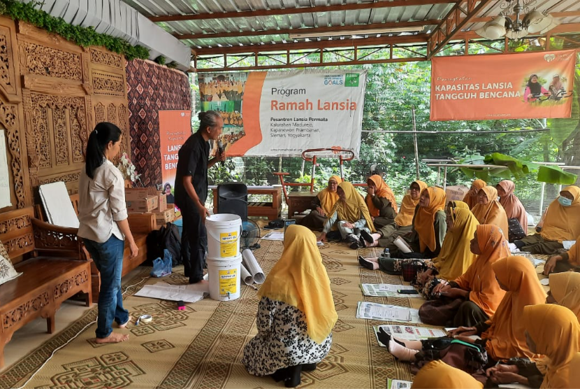 Rumah Zakat dengan program lansia tangguh bencana menghadirkan rangkaian kegiatan peningkatan kapasitas untuk para lansia di Komunitas Pesantren Lansia Permata.