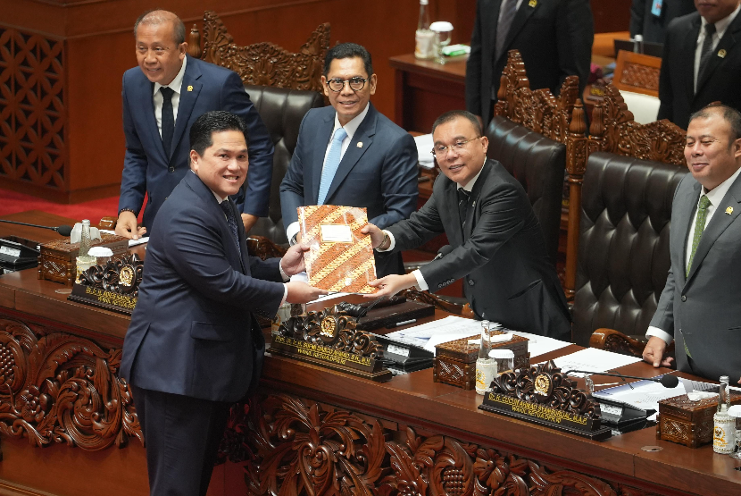 Menteri BUMN Erick Thohir saat rapat paripurna pengesahan RUU BUMN menjadi undang-undang BUMN di Ruang Rapat Paripurna, Gedung DPR, Jakarta, Selasa (4/2/2025). 