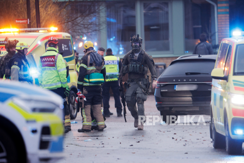 Tentara berjaga di lokasi kejadian di Sekolah Risbergska, di Örebro, Swedia, Selasa, 4 Februari 2025. 