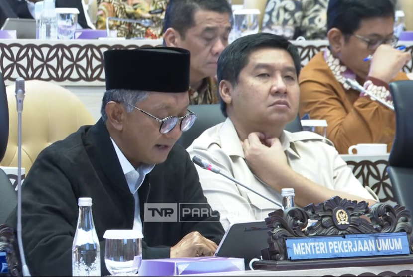 Menteri Pekerjaan Umum (PU) Dody Hanggodo (kiri) menyampaikan Kementerian PU juga harus memangkas alokasi anggaran dalam mendukung efisiensi pemerintahan Prabowo-Gibran.