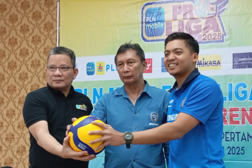 Reginald Christian Nelwan sebagai Wakil Ketua Proliga (kiri), Tachyan Iskandar Ketua Tim Bandung BJB Tandamata (tengah), Adik Rega Pahlawan Manager Tim Bandung BJB Tandamata saat sesi konferensi pers PLN Mobile Proliga 2025 putaran kedua di Hotel Naripan, Kota Bandung, Kamis (6/2/2025). Foto M Fauzi Ridwan.