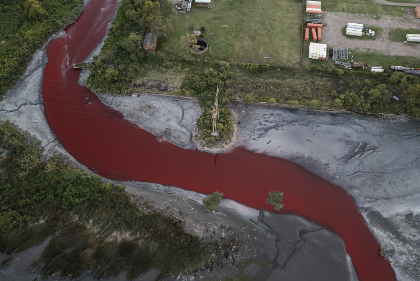 Penampakan kondisi sungai di Buenos Aires, Argentina, yang warnanya berubah jadi merah darah.