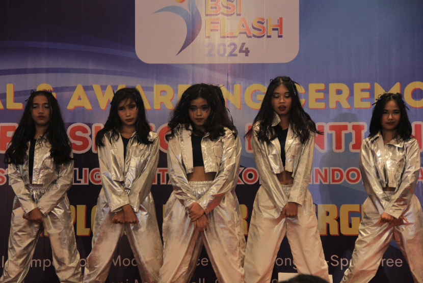 Universitas Bina Sarana Informatika (UBSI) bakal ngadain lomba K-Pop Dancei Cover di BSI Flash 2025 yang pastinya bakal seru banget! Acara ini terbuka buat semua pelajar SMK, SMA, dan MA se-Kota Bekasi yang merasa jago dalam dunia K-Pop dance.