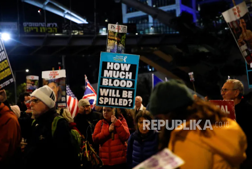 Orang-orang berdemonstrasi untuk mendukung pembebasan tawanan Israel di Gaza di Tel Aviv, Senin (10/2/2025).