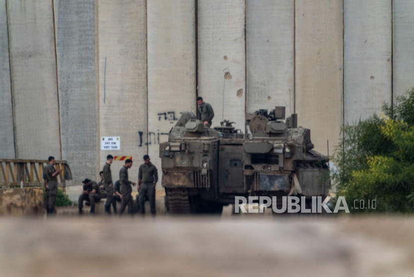 Tentara Israel berkumpul di perbatasan dengan Jalur Gaza, di Israel selatan, Selasa, 11 Februari 2025.