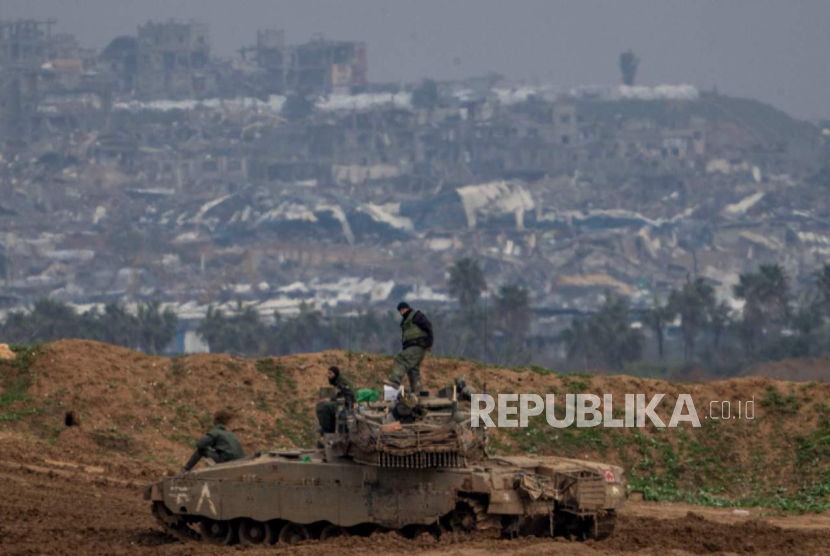 Tentara Israel berkumpul di perbatasan dengan Jalur Gaza, di Israel selatan, Selasa, 11 Februari 2025.