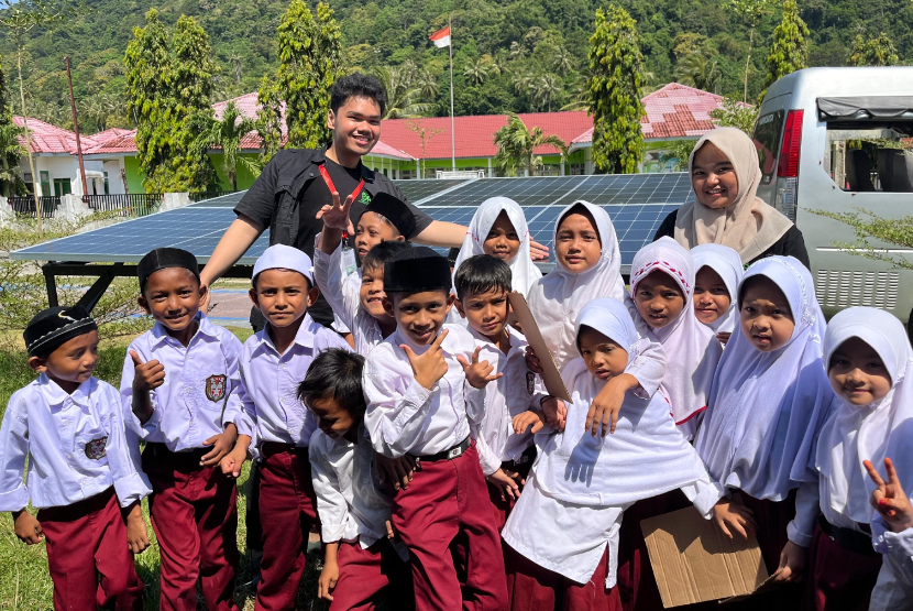 PT Pertamina (Persero) melalui program Tanggung Jawab Sosial dan Lingkungan (TJSL) di bidang pendidikan membuka program Beasiswa Sobat Bumi. Beasiswa ini diberikan untuk mahasiswa pendidikan sarjana (S1) dan vokasi (D3/D4) di 42 mitra perguruan tinggi yang tersebar dari Sumatra hingga Papua.