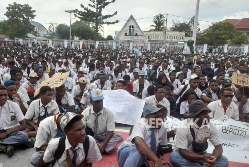 Ratusan pelajar menolak Program Makanan Bergizi Gratis (MBG) di halaman Honai Gubernur Papua Pegunungan, Wamena, Jayawijaya, Senin (17/2/2025).