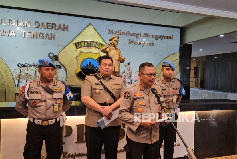 Kabid Humas Polda Jawa Tengah Kombes Pol Artanto membacakan hasil putusan sidang etik terhadap dua polisii anggota Polrestabes Semarang yang menjadi tersangka pemerasan  terhadap pasangan remaja, Senin (17/2/2025).