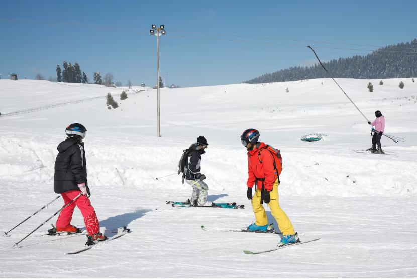 Pengunjung bermain ski di Gulmarg, Kashmir, India, Jumat (7/1/2025).