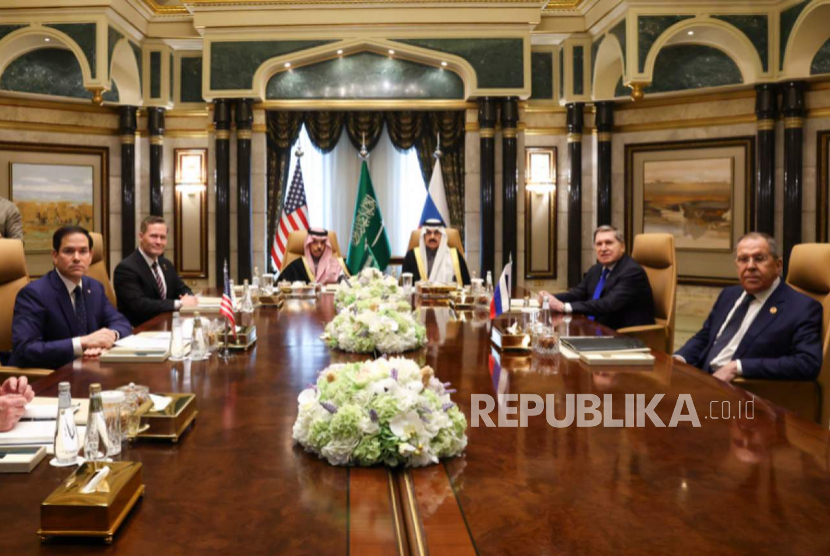 Menteri Luar Negeri AS Marco Rubio, bertemu dengan Menlu Saudi Pangeran Faisal bin Farhan Al Saud, dan Menlu Rusia Sergei Lavrovdi Istana Diriyah, di Riyadh, Arab Saudi, Selasa 18 Februari 2025.