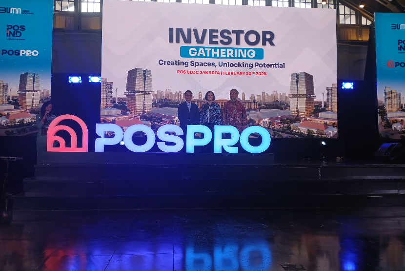 Komisaris PT Pos Properti Indonesia Kukuh Budi Saroso (kiri), Direktur PT Pos Properti Indonesia Junita Roemawi (tengah), dan Direktur Utama Pos Indonesia Faizal Rochmad Djoemadi (kanan) dalam acara Investor Gathering: Creating Spaces, Unlocking Potential di Pos Bloc, Jakarta, Kamis (20/2/2025).  