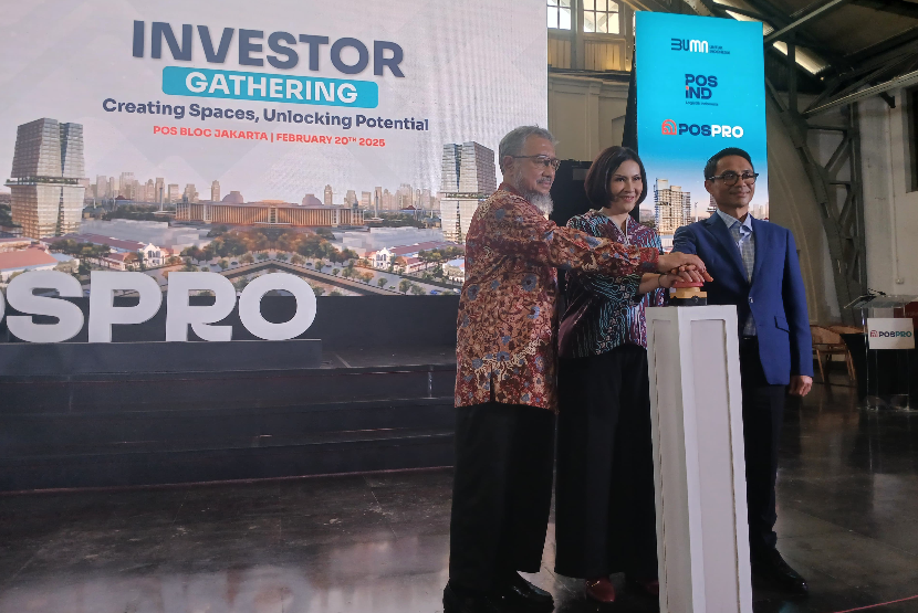 Komisaris PT Pos Properti Indonesia Kukuh Budi Saroso (kiri), Direktur PT Pos Properti Indonesia Junita Roemawi (tengah), dan Direktur Utama Pos Indonesia Faizal Rochmad Djoemadi (kanan) dalam acara Investor Gathering: Creating Spaces, Unlocking Potential di Pos Bloc, Jakarta, Kamis (20/2/2025).  