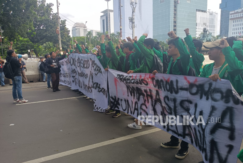 Mahasiswa dari kampus di Jakarta mulai berdatangan ke Patung Kuda, Kawasan Monas, Jakarta, Kamis (20/2/2025) siang. Mereka bersiap mengikuti aksi demonstrasi yang digelar Badan Eksekutif Mahasiswa Seluruh Indonesia (BEM SI) di depan Istana Negara.