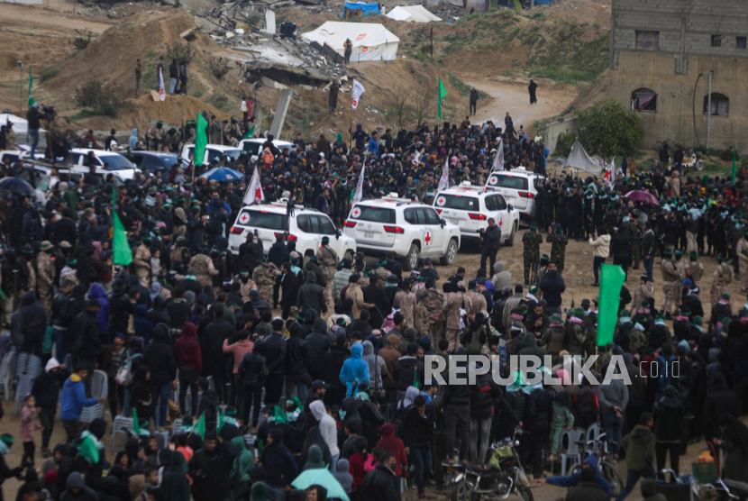 Peti berisi jenazah sandera yang meninggal akibat serangan Israel di Jalur Gaza, dibawa setelah diserahkan oleh kelompok Hamas i Khan Younis, Jalur Gaza selatan, Kamis, 20 Februari 2025.