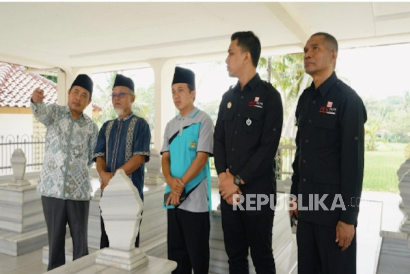 Foto: kiri ke kanan: Jack Jagong (Yayasan Merah Putih Peduli/YMPP), Bapak Sukirman (Juru Kunci Makam RM Margono), Profesor Yon Mahcmudi, PhD (Guru besar Ilmu Pengetahuan Budaya Universitas Indonesia, Bapak. Rusmanto (Kepala Desa), Ahkmad Toni- asisten Prof. Yon) saat nyekar saat nyekar di makam RM Margono, Jumat (21/2/2025)