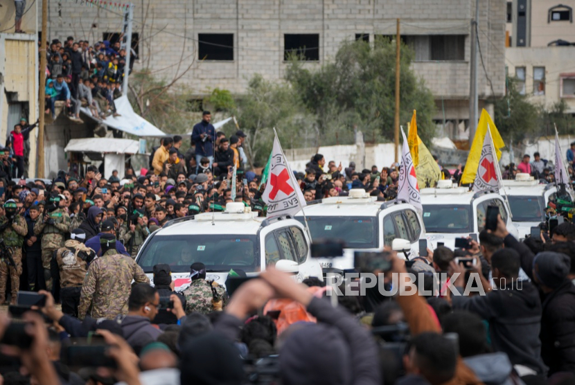 Ambulans Palang Merah menanti sandera Israel yang dibebaskan di di Nuseirat, Jalur Gaza tengah, Sabtu, 22 Februari 2025. 