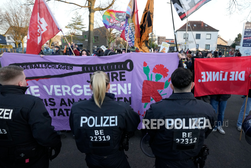 Orang-orang mengadakan protes di dekat markas partai AfD di Berlin, Jerman, Ahad, 23 Februari 2025, usai pemilu nasional Jerman.