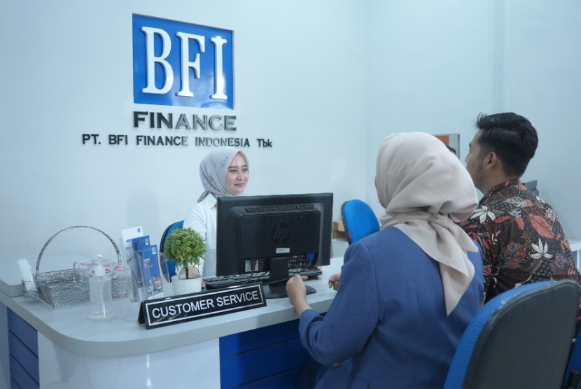 Layanan konsumen di salah satu kantor cabang BFI Finance.