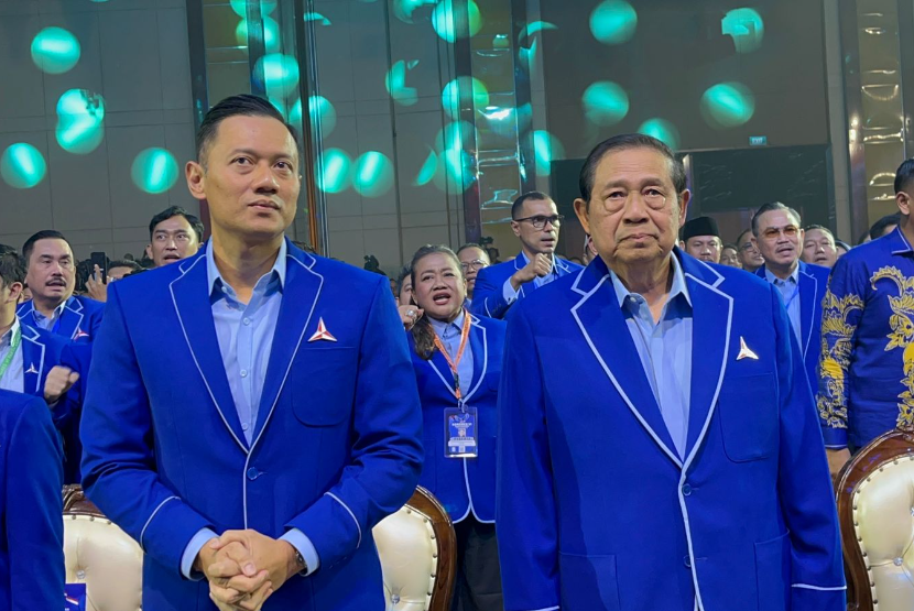 Ketua Umum Partai Demokrat Agus Harimurti Yudhoyono bersama Ketua Majelis Tinggi Partai Demokrat Susilo Bambang Yudhoyono menghadiri Kongres ke-VI Partai Demokrat di Jakarta Selatan, Senin (24/2/2025).