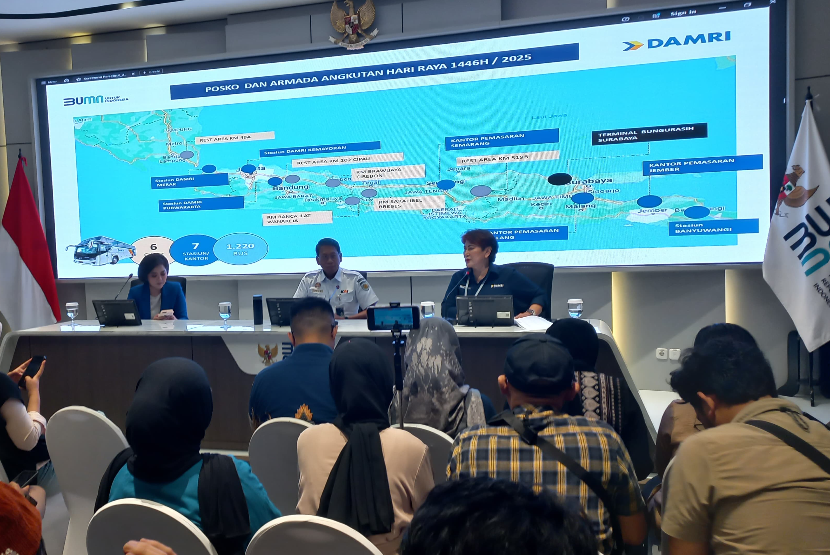 Juru Bicara Kementerian BUMN Putri Violla (kiri), Direktur Utama KAI Didiek Hartantyo (tengah), dan Direktur Utama Perum Damri Setia N. Milatia Moemin (kanan) dalam konferensi pers kesiapan angkutan Lebaran KAI dan DAMRI di Media Center Kementerian BUMN, Jakarta, Selasa (25/2/2025).  