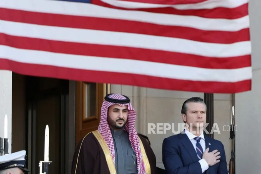 Menteri Pertahanan AS Pete Hegseth bertemu dengan Menteri Pertahanan Saudi Pangeran Khalid bin Salman di Pentagon, 24 Februari 2025.