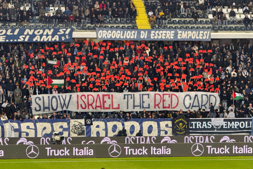 Fans klub Empoli menunjukkan Kartu merah untuk Israel pada pertandingan Serie A.