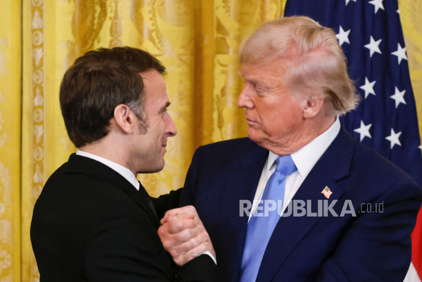 Presiden Donald Trump menjabat tangan Presiden Prancis Emmanuel Macron saat konferensi pers bersama di Ruang Timur Gedung Putih di Washington, Senin, 24 Februari 2025.