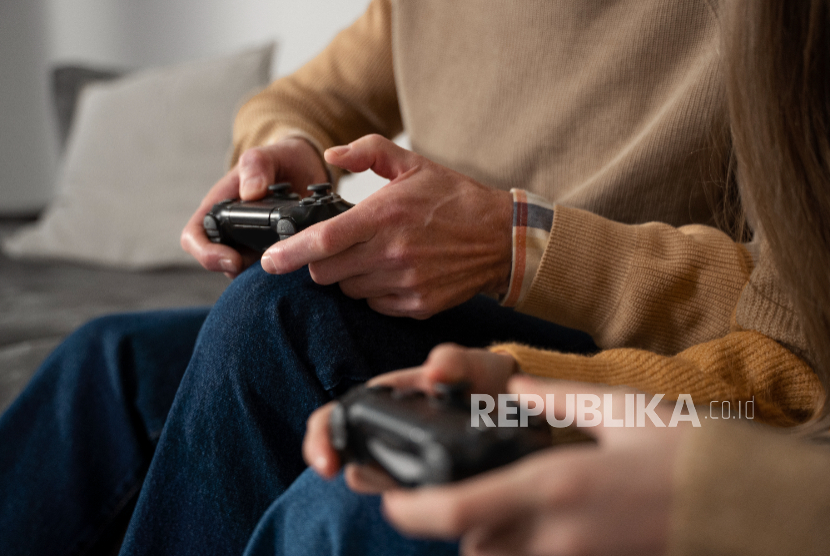 Bermain video game. Banda Aceh mengizinkan tempat hiburan malam seperti rental Play Station beroperasi selama Ramadhan 2025.