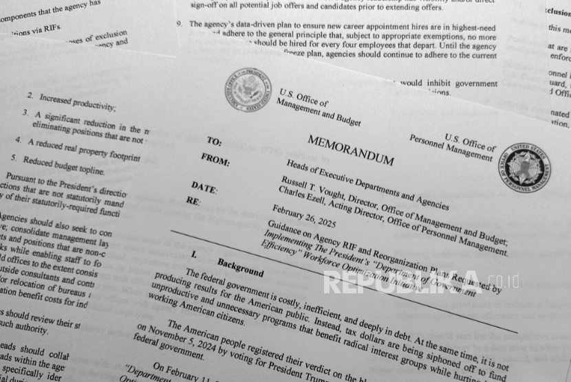 Memorandum dari direktur Kantor Manajemen dan Anggaran Russell Vought mengenai pengurangan pegawai untuk lembaga-lembaga federal difoto pada 26 Februari 2025, di Washington.