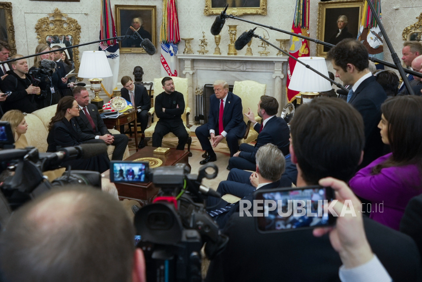 Presiden Volodymyr Zelenskyy dalam pertemuan dengan Presiden AS Donald Trump, tengah, di Ruang Oval Gedung Putih, Jumat, 28 Februari 2025, di Washington.