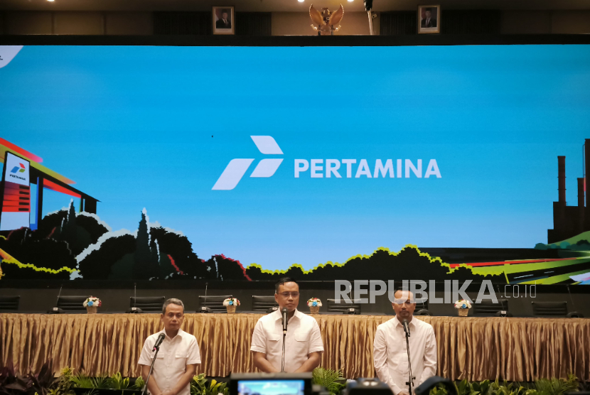 PT Pertamina (Persero) melakukan konferensi pers perihal berbagai respons yang diambil, terkait kasus hukum yang mendera anak usaha BUMN tersebut (PT Pertamina Patra Niaga) di Graha Pertamina, Jakarta, Senin (3/3/2025). Nampak Direktur Utama Pertamina (tengah) Simon Aloysius Mantiri, didampingi Wakil Direktur Utama Pertamina Wiko Migantoro (kiri), PTH Dirut Pertamina Patra Niaga Mars Ega Legowo Putra (kanan). 