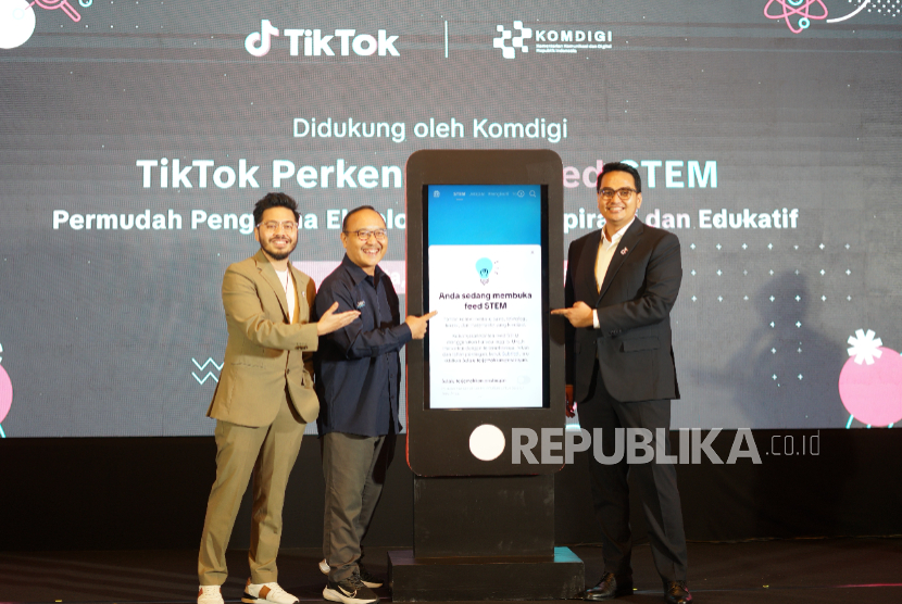 Bonifasius Wahyu Pudjianto, Kepala Badan Pengembangan SDM Komunikasi dan Digital, Kementerian Komunikasi dan Digital Republik Indonesia (tengah), didampingi oleh Angga Anugrah Putra, General Manager Content Operations, Southeast Asia, TikTok (kiri) dan Hilmi Andrianto, Head of Public Policy and Government Relations, TikTok Indonesia (kanan), melakukan prosesi soft launch feed STEM di Jakarta, Rabu (5/3/2025). TikTok memperkenalkan feed STEM, kanal khusus bagi pengguna untuk mengeksplor konten edukatif dan inspiratif bertemakan sains, teknik, rekayasa dan matematika. Saat ini feed STEM hadir secara terbatas bagi pengguna di Indonesia, sebelum sepenuhnya hadir untuk lebih banyak pengguna dalam beberapa minggu ke depan. 