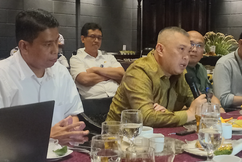 Transportation Minister Dudy Purwagandhi (right) while conveying the readiness of Lebaran transport in Jakarta, Wednesday (5/3/2025).