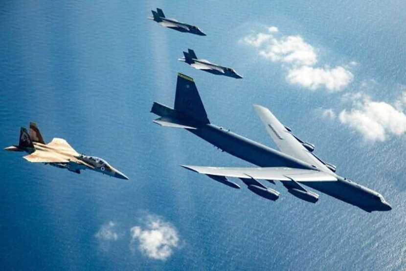 Jet tempur F-15I dan F-35I Angkatan Udara Israel terbang bersama pembom B-52 AS selama latihan pada 4 Maret 2025. 