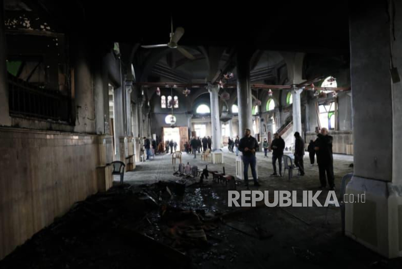 Israel Serang dan Bakar Masjid di Tepi Barat, Halangi Warga Shalat