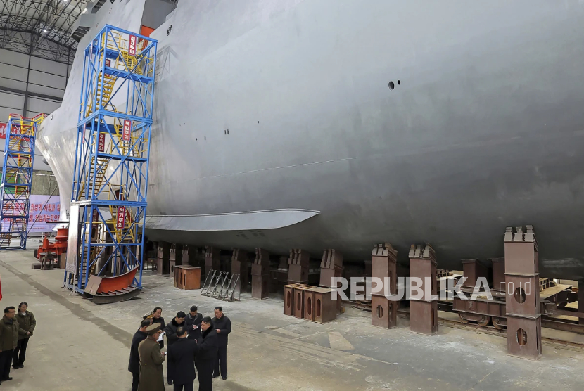 Pemimpin Korea Utara Kim Jong Un, mengunjungi galangan kapal untuk di tempat yang dirahasiakan di Korea Utara pada 6 Maret 2025.