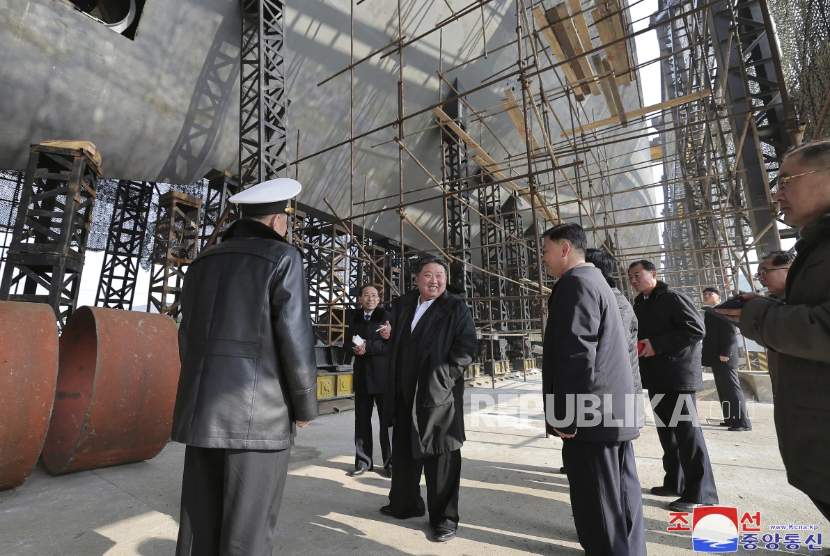 Pemimpin Korea Utara Kim Jong Un, mengunjungi galangan kapal untuk di tempat yang dirahasiakan di Korea Utara pada 6 Maret 2025.