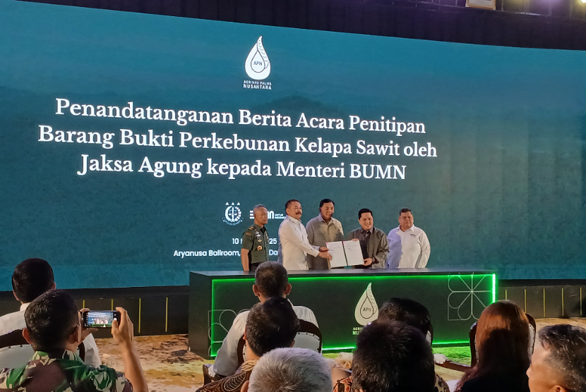 Suasana Penandatanganan Berita Acara Penitipan Barang Bukti Perkebunan Kelapa Sawit oleh Jaksa Agung kepada Menteri BUMN.