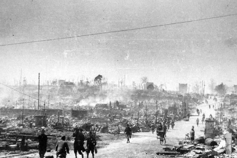 Sebuah jalan yang melewati bagian Tokyo  hancur akibat serangan udara Amerika Serikat 10 Maret 1945.