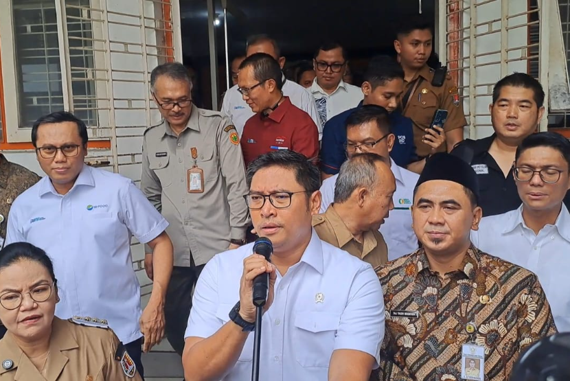 Wakil Menteri Pertanian Sudaryono memberikan keterangan kepada media seusai meninjau pelaksanaan Operasi Pasar Pangan Murah di Kantor Pos Semarang, Jawa Tengah, Senin (10/3/2025). 