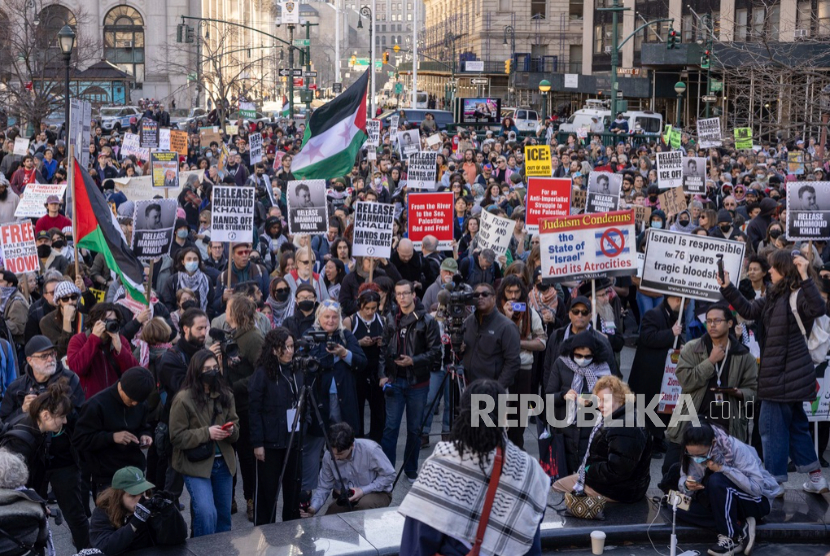 Ribuan pengunjuk rasa berkumpul untuk mendukung aktivis Palestina Mahmoud Khalil, Senin, 10 Maret 2025, di New York.