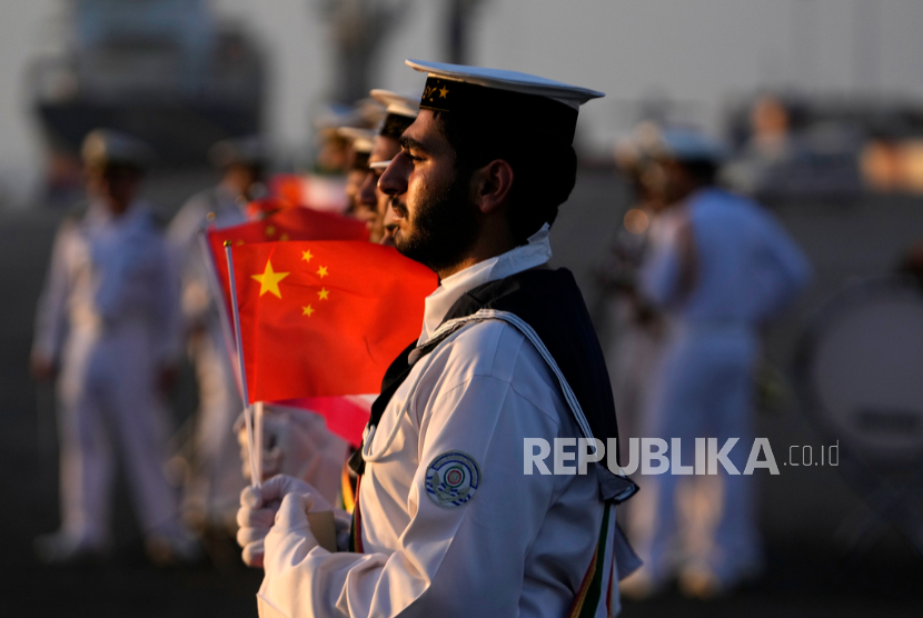 Pasukan angkatan laut China, Iran, dan Rusia menjelang latihan manuver bersama di pelabuhan Shahid Beheshti di Chabahar di Teluk Oman, Iran, Selasa, 11 Maret 2025.