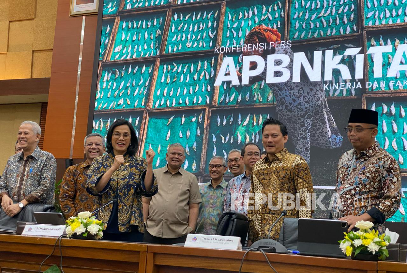 Menteri Keuangan Sri Mulyani Indrawati (ketiga kiri) bersama jajaran pimpinan Kemenkeu sebelum konferensi pers APBN Kita di Jakarta, Kamis (13/3/2025).