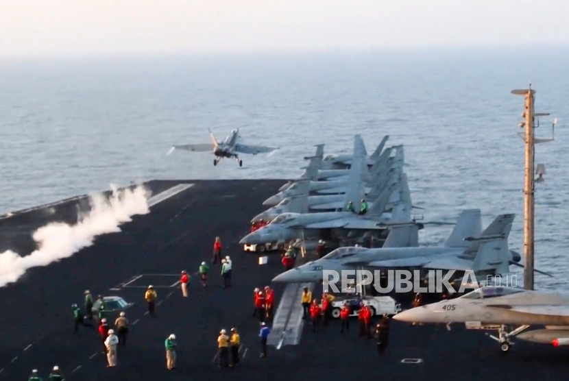 Sebuah pesawat diluncurkan dari USS Harry S. Truman di Laut Merah sebelum serangan udara di Sanaa, Yaman, Sabtu, 15 Maret 2025.