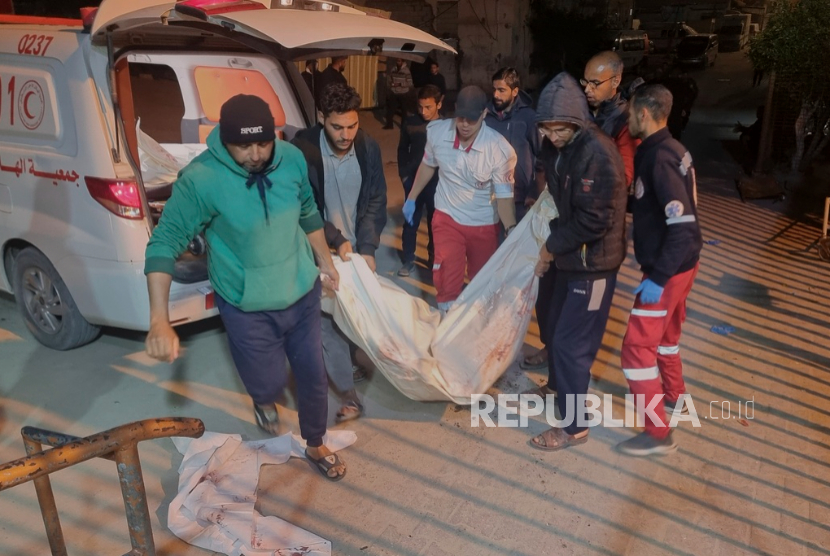 Seorang syuhada akibat serangan tentara Israel dibawa ke rumah sakit di Khan Younis, Jalur Gaza selatan, Selasa 18 Maret 2025.