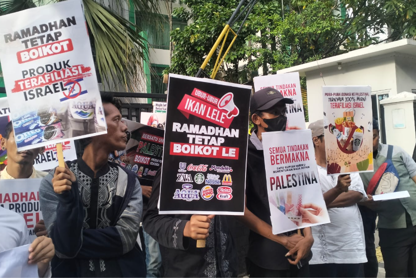 Solidaritas Mahasiswa untuk Rakyat Palestina (SMURP) kembali menggugah kesadaran masyarakat Indonesia dengan menyerukan untuk menghidupkan kembali semangat boikot produk terafiliasi Israel yang sempat meredup. Seruan ini disampaikan saat audiensi dengan Majelis Ulama Indonesia (MUI) di Jakarta, Jumat (14/3/2025) sore.