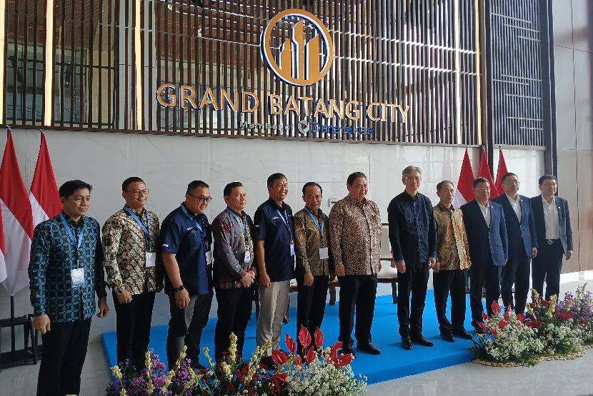 Menteri Koordinator Bidang Perekonomian Airlangga Hartarto dan Duta Besar Cina untuk Indonesia Wang Lutong dalam penandatanganan nota kesepahaman Kawasan Industri Terpadu Batang (KITB) dengan Cina State Construction Engineering Corporation (CSCEC) di KITB, Jawa Tengah, Kamis (20/3/2025).  